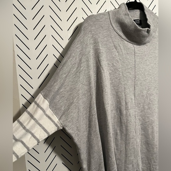 Jones New York Signature Gray Turtleneck with Striped Sleeves - Picture 4 of 11